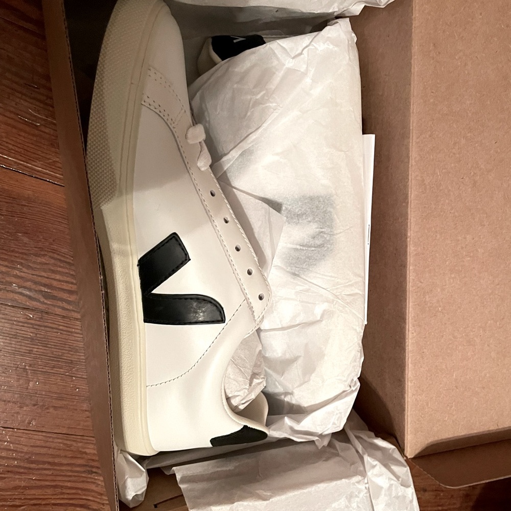 Womens Veja Tennis Shoes - NWT